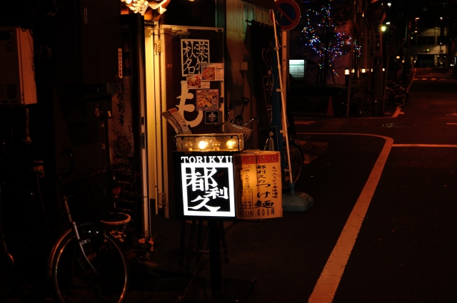夜でも目立つ看板なら！電飾看板とは？その特徴を解説します