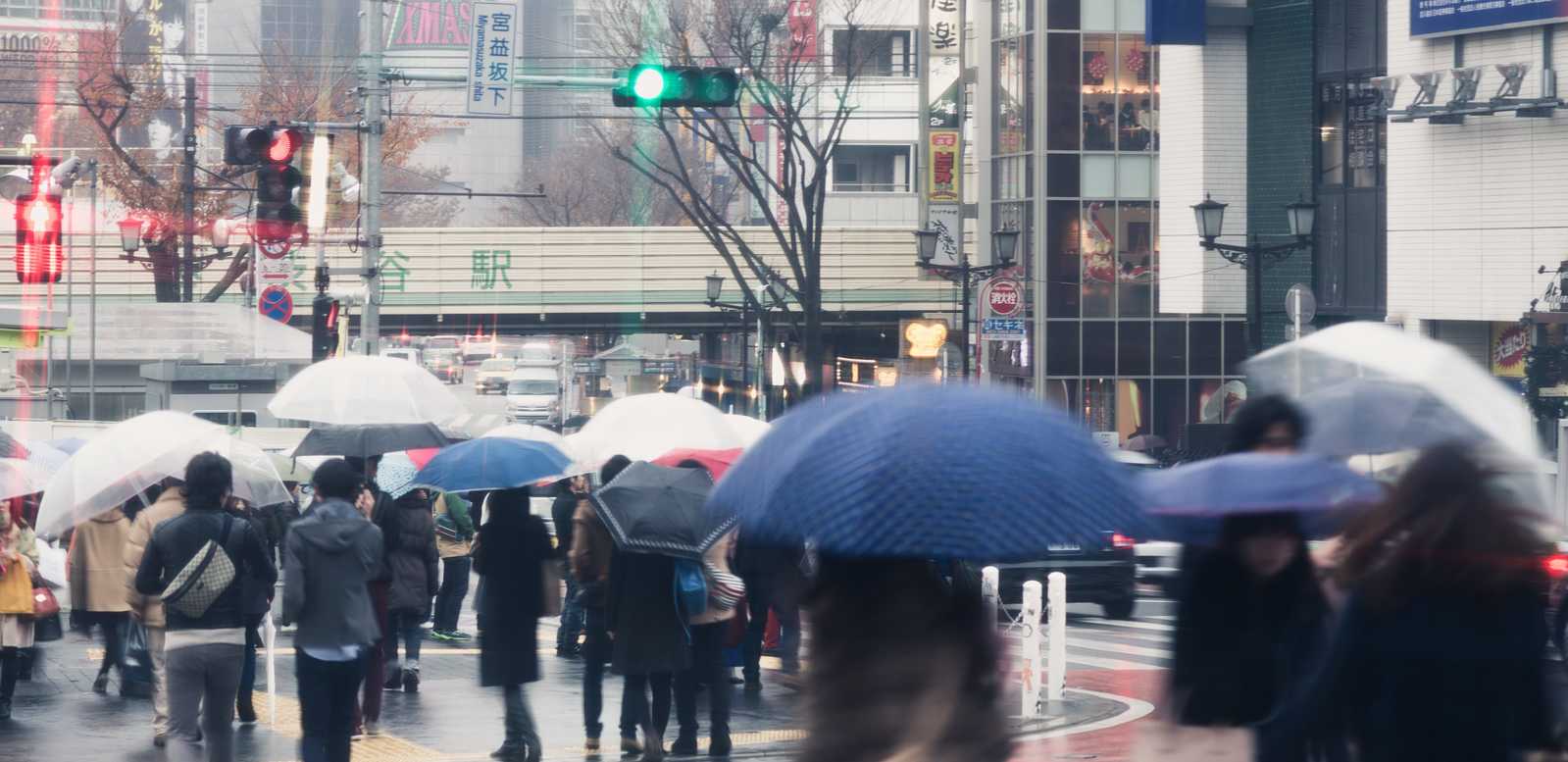 電飾スタンド看板って屋外で使えるの？雨ざらしになっても大丈夫！？